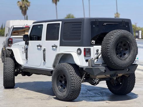 Used 2018 Jeep Wrangler Unlimited Rubicon w/ Connectivity Group AWD/4WD image 3