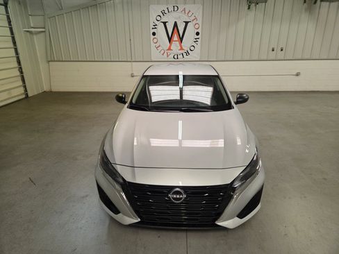 Used 2025 Nissan Altima 2.5 SV FWD image 12
