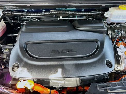 Used 2024 Chrysler Pacifica Premium FWD image 32