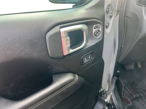 Used 2020 Jeep Gladiator Overland w/ LED Lighting Group AWD/4WD image 11