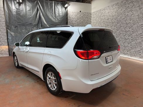 Used 2020 Chrysler Pacifica Touring-L image 5