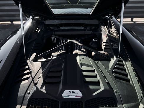 Used 2021 Lamborghini Huracan EVO image 23