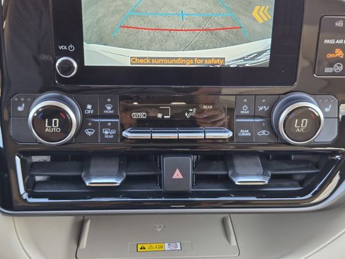 Used 2024 Toyota Highlander XLE image 28