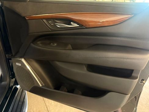 Used 2018 Cadillac Escalade ESV Luxury AWD/4WD image 32