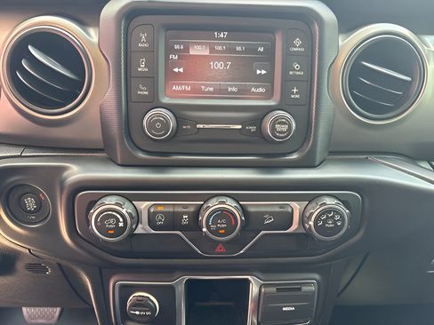 Used 2019 Jeep Wrangler Sport AWD/4WD image 18