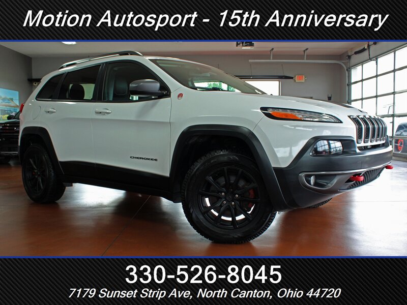 Used 2017 Jeep Cherokee Trailhawk w/ Cold Weather Group AWD/4WD image 2