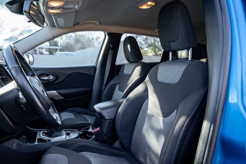 Used 2018 Jeep Cherokee Latitude w/ Altitude Package FWD image 10