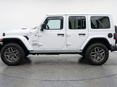 Used 2025 Jeep Wrangler Unlimited Sahara AWD/4WD image 5