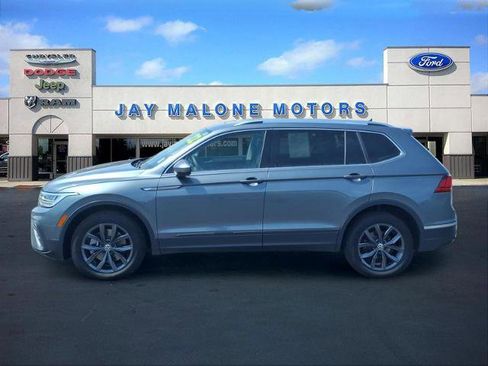 Used 2022 Volkswagen Tiguan SE w/ Panoramic Sunroof Package image 5