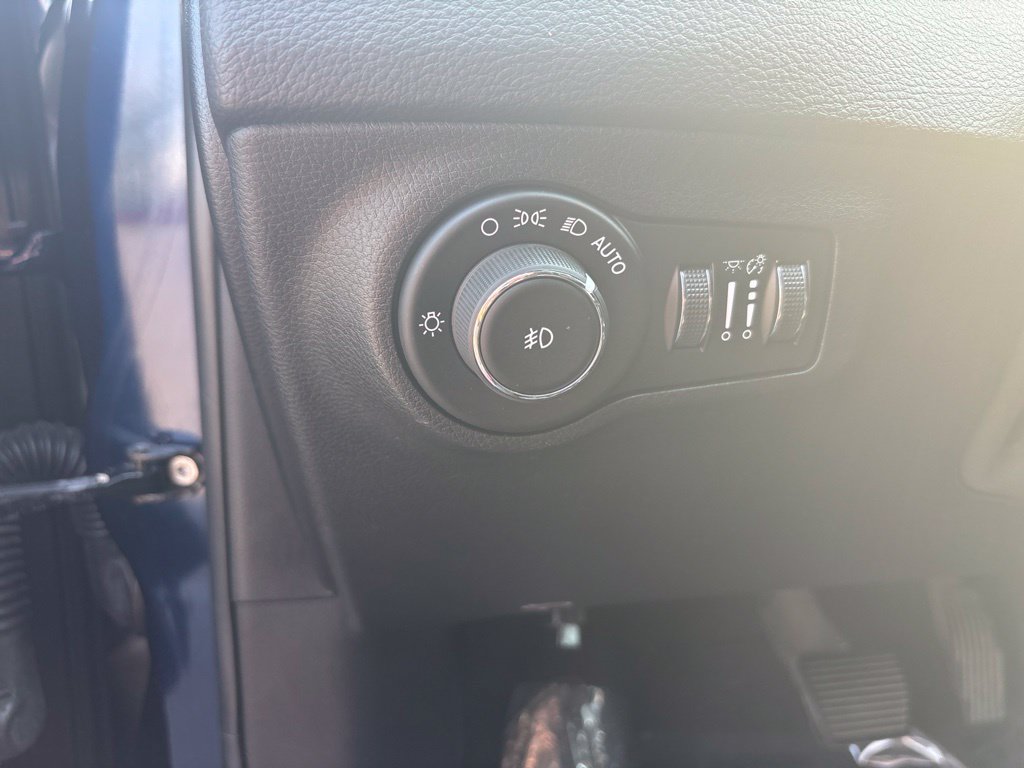 Used 2018 Jeep Compass Limited FWD image 28