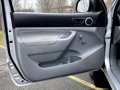 Used 2011 Toyota Tacoma 4x4 Regular Cab image 12