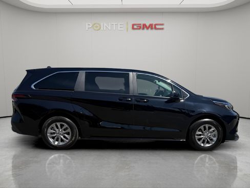 Used 2025 Toyota Sienna LE FWD image 3
