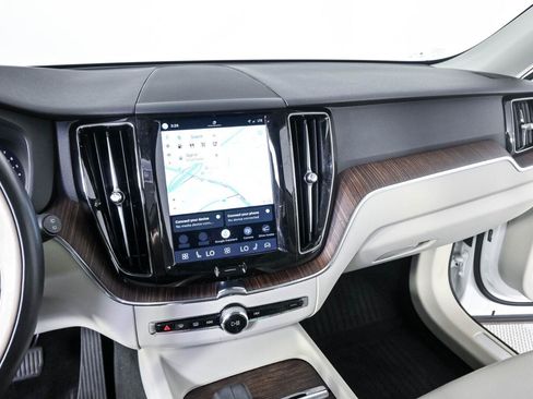 Certified 2022 Volvo XC60 B5 Momentum w/ Protection Package AWD/4WD image 12