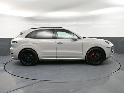 New 2026 Porsche Cayenne GTS AWD/4WD image 9