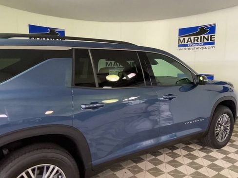 Used 2024 Chevrolet Traverse LT w/ Trailering Package FWD image 2