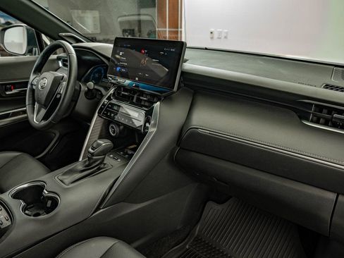 Used 2023 Toyota Venza Limited image 35