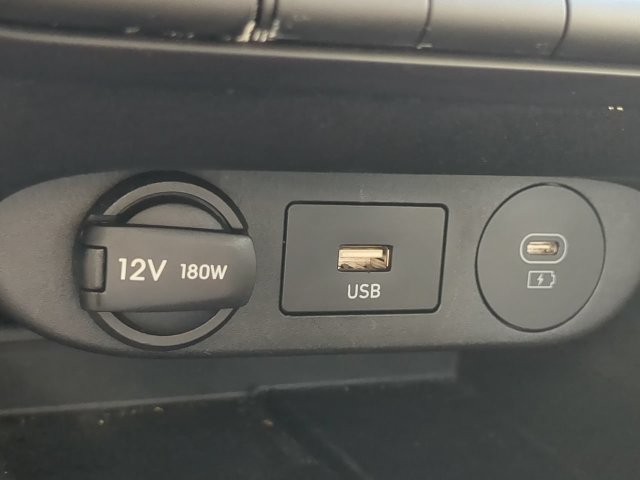 Used 2025 Hyundai Elantra Limited FWD image 21