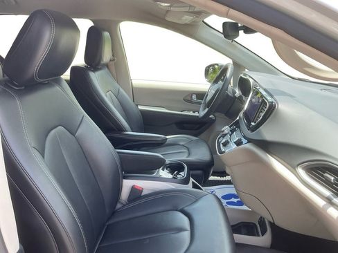 Used 2024 Chrysler Pacifica Touring-L FWD image 15