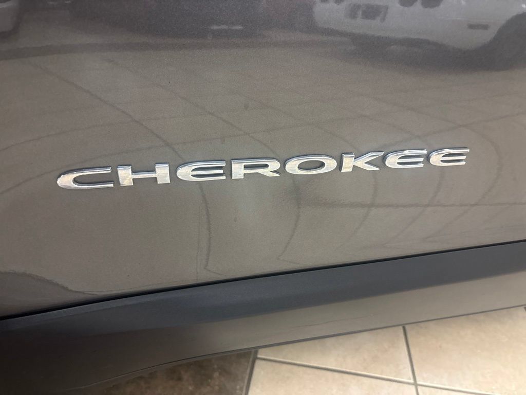 Used 2019 Jeep Cherokee Latitude Plus w/ Cold Weather Group AWD/4WD image 8