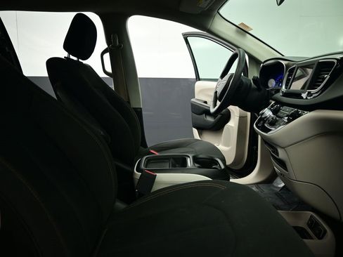 Used 2018 Chrysler Pacifica Touring Plus image 24