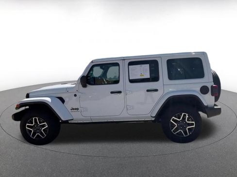 Used 2025 Jeep Wrangler Unlimited Sahara AWD/4WD image 9