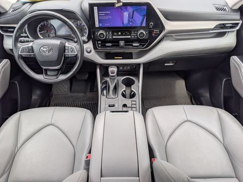 Used 2023 Toyota Highlander XLE FWD image 5