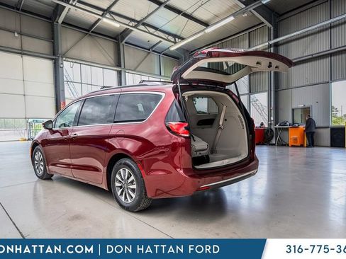 Used 2021 Chrysler Pacifica Touring-L FWD image 25