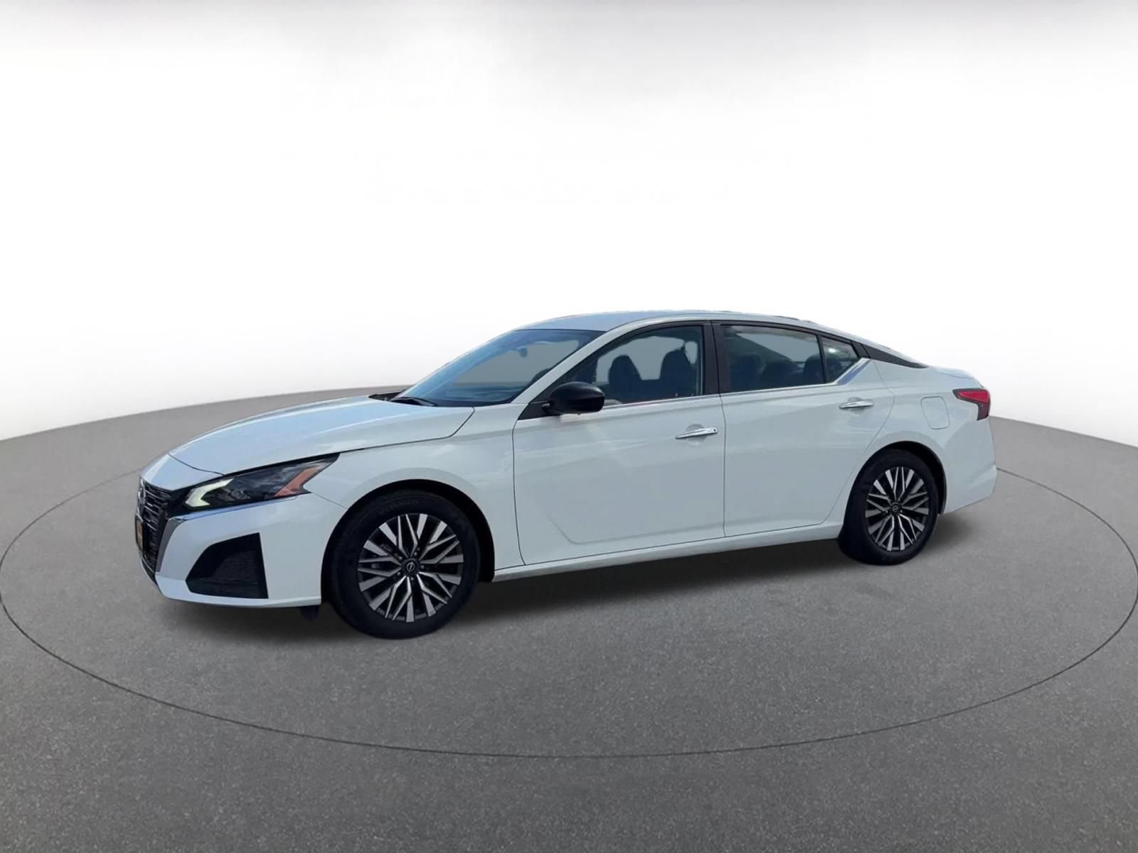 Used 2025 Nissan Altima 2.5 SV FWD image 7