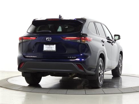 Used 2021 Toyota Highlander XLE AWD/4WD image 9