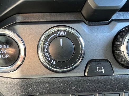 Used 2020 Toyota Tacoma TRD Off-Road w/ TRD Premium Off Road Package AWD/4WD image 31