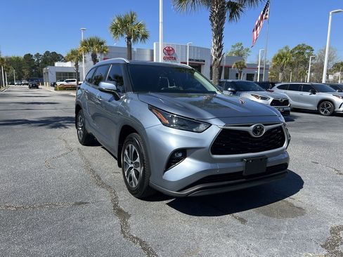 Used 2023 Toyota Highlander XLE image 2