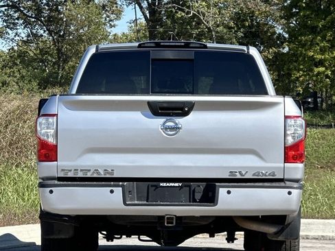 Used 2018 Nissan Titan SV w/ SV Convenience Package image 5