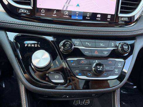 Used 2025 Chrysler Pacifica Pinnacle FWD image 21