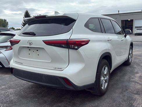 Used 2020 Toyota Highlander LE AWD/4WD image 3