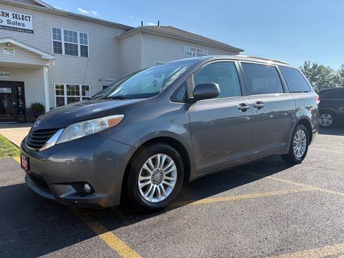 Used 2011 Toyota Sienna XLE FWD image 2