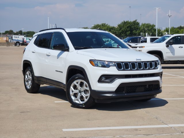 Used 2025 Jeep Compass Latitude AWD/4WD image 2