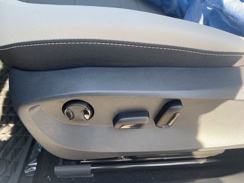 New 2025 Volkswagen Taos SE image 15