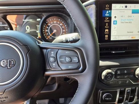 Used 2025 Jeep Gladiator Sport AWD/4WD image 23