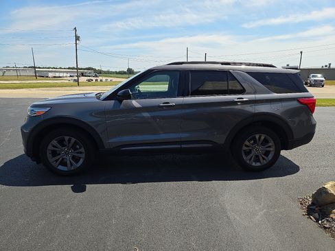 Certified 2022 Ford Explorer XLT w/ Equipment Group 202A image 7