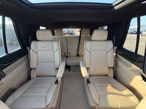 Used 2024 Cadillac Escalade Premium Luxury AWD/4WD image 31