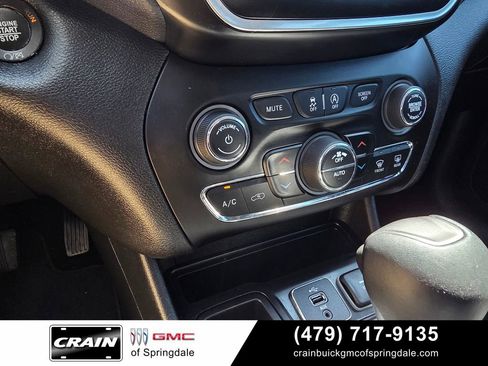 Used 2019 Jeep Cherokee Latitude Plus w/ Comfort/Convenience Group FWD image 16