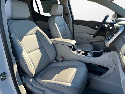 Used 2023 GMC Acadia SLT image 9