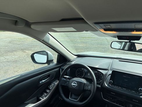 Used 2025 Nissan Rogue SV AWD/4WD image 32