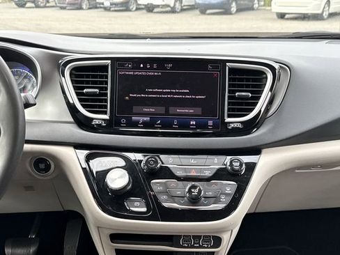 Used 2022 Chrysler Pacifica Touring-L FWD image 21