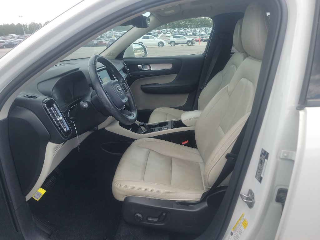 Used 2020 Volvo XC40 T5 Momentum AWD/4WD image 3