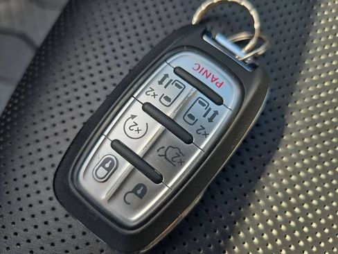 Used 2024 Chrysler Pacifica Limited w/ Uconnect Theater Family Group FWD image 30