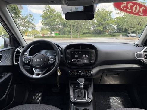 Used 2025 Kia Soul LX w/ LX Technology Package FWD image 34