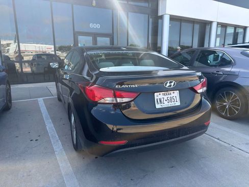 Used 2015 Hyundai Elantra SE w/ Option Group 02 FWD image 3