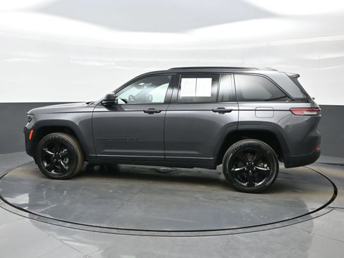 Used 2024 Jeep Grand Cherokee Altitude AWD/4WD image 3