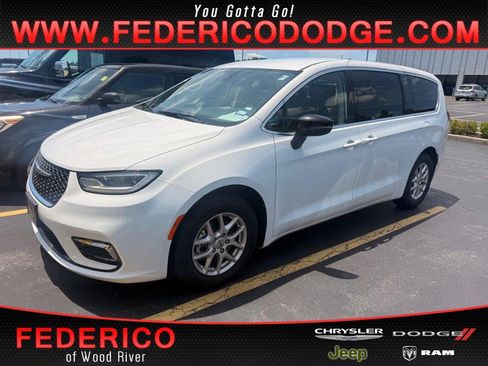 Used 2024 Chrysler Pacifica Touring-L FWD image 1